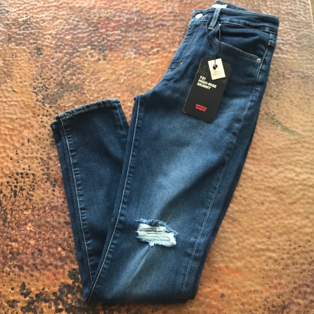 {Levi’s} 721 High-Rise Skinny Jeans. Size 27.